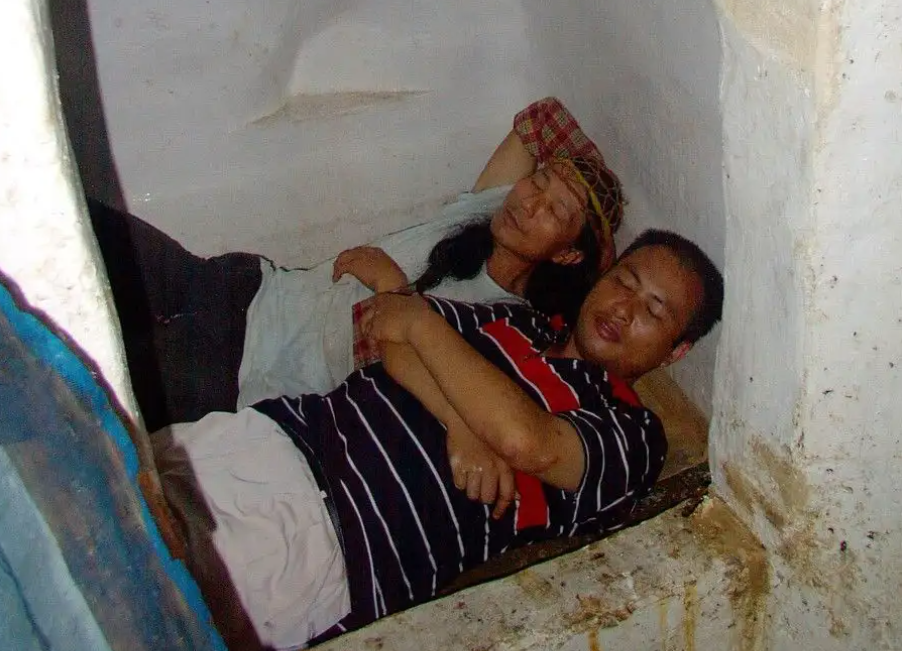 回顾江西野人进山凿出三室一厅因失恋隐居22年今仍单身