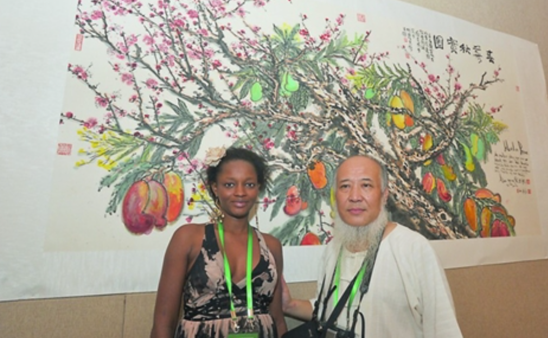 就这样,杨彦踏上了非洲寻找雕塑少女的路途,他背着画板在尼日利亚