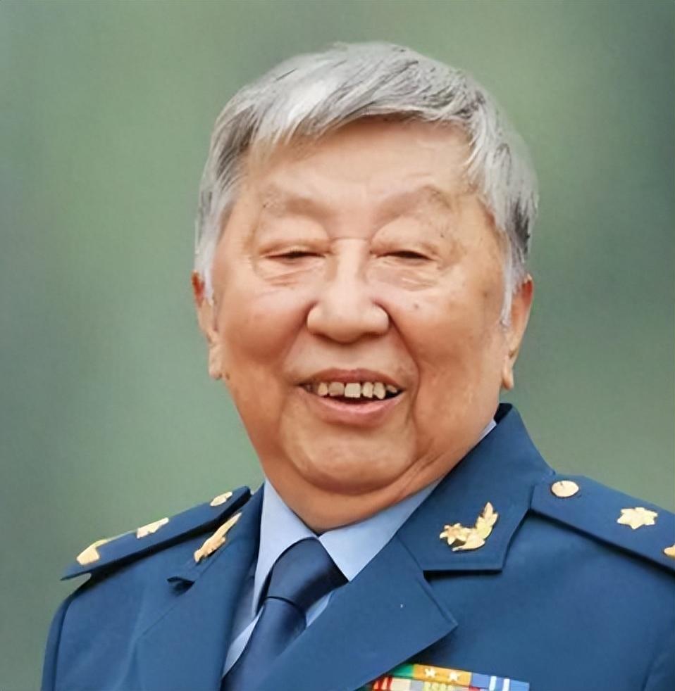 越是这样,我们就越怀念阎肃老师,只要《敢问路在何方》一响起,我们的