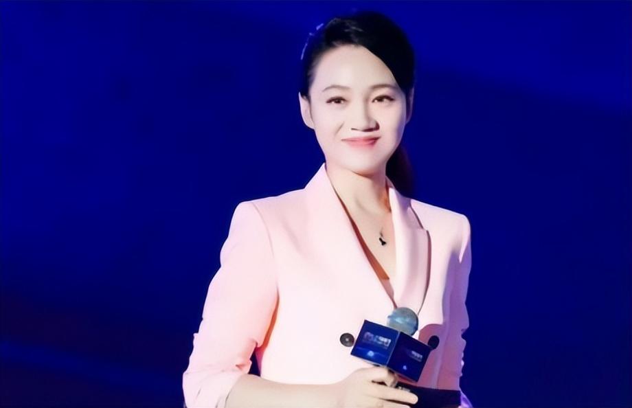 回顾她是著名美女主持人嫁给神秘老公生下三个孩子50岁宛如少女