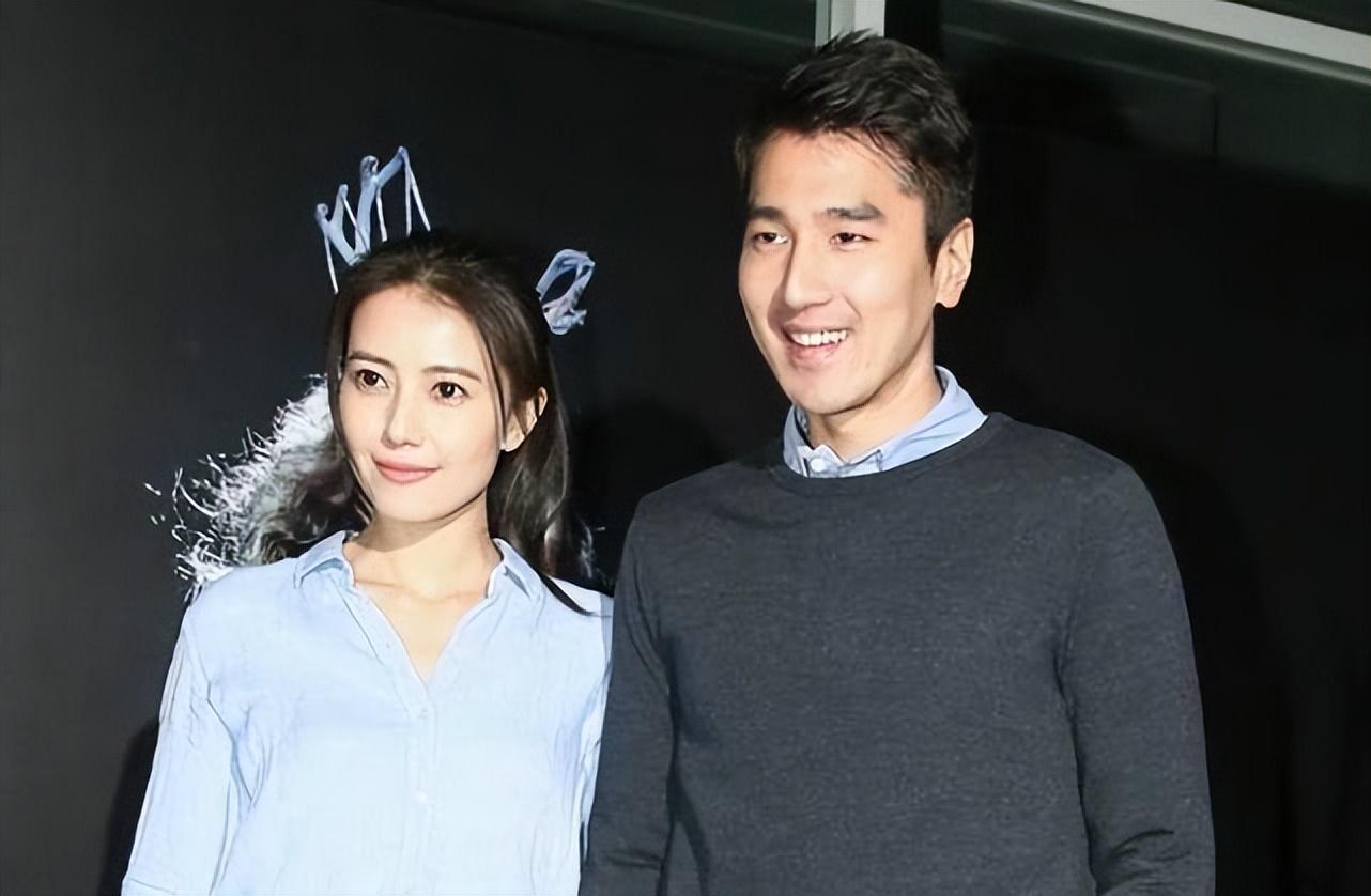 于小伟和高圆圆相识将近十年,但两人谈恋爱仅仅谈了两年,这段恋情就无