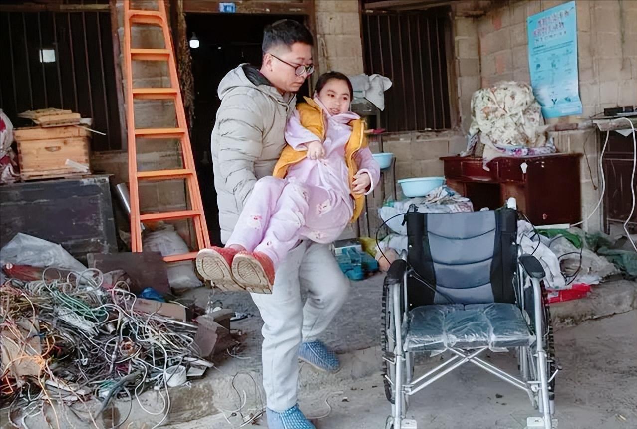 所以在听到刘海涛的求婚后,黄方琼的第一反应不是惊喜,而是觉得自己配