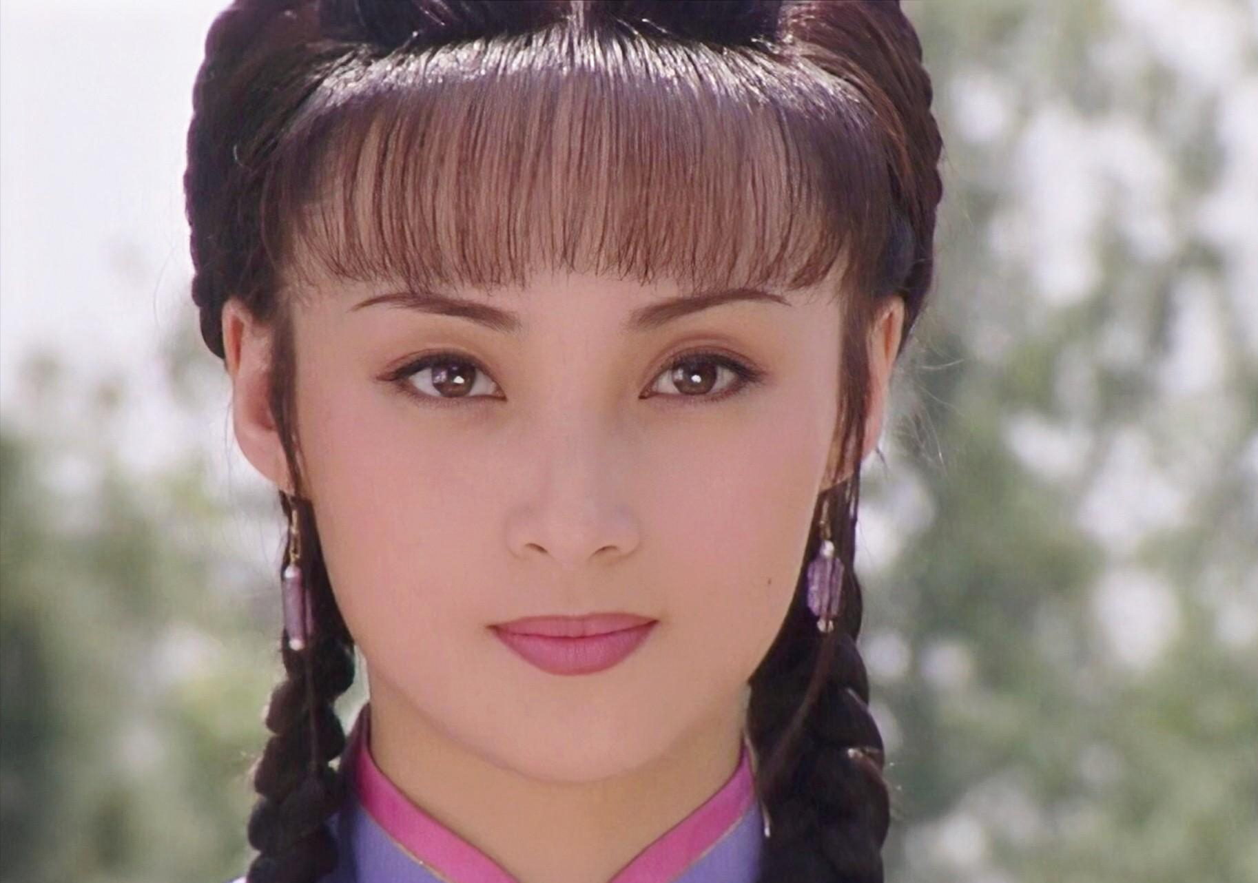 容貌更是不用说,也是偏古典的长相,她的大多数作品都是古装,非常地占