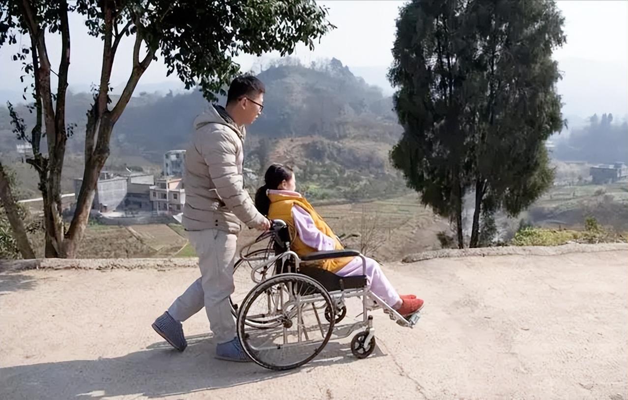 刘海涛在听了黄方琼的讲述后,并没有像一些势利的男人一样,嫌弃黄方琼