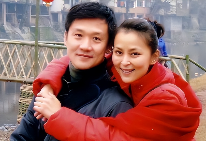 恋爱一年后俩人步入婚姻的殿堂,2003年生下儿子黄渤,一家三口很幸福