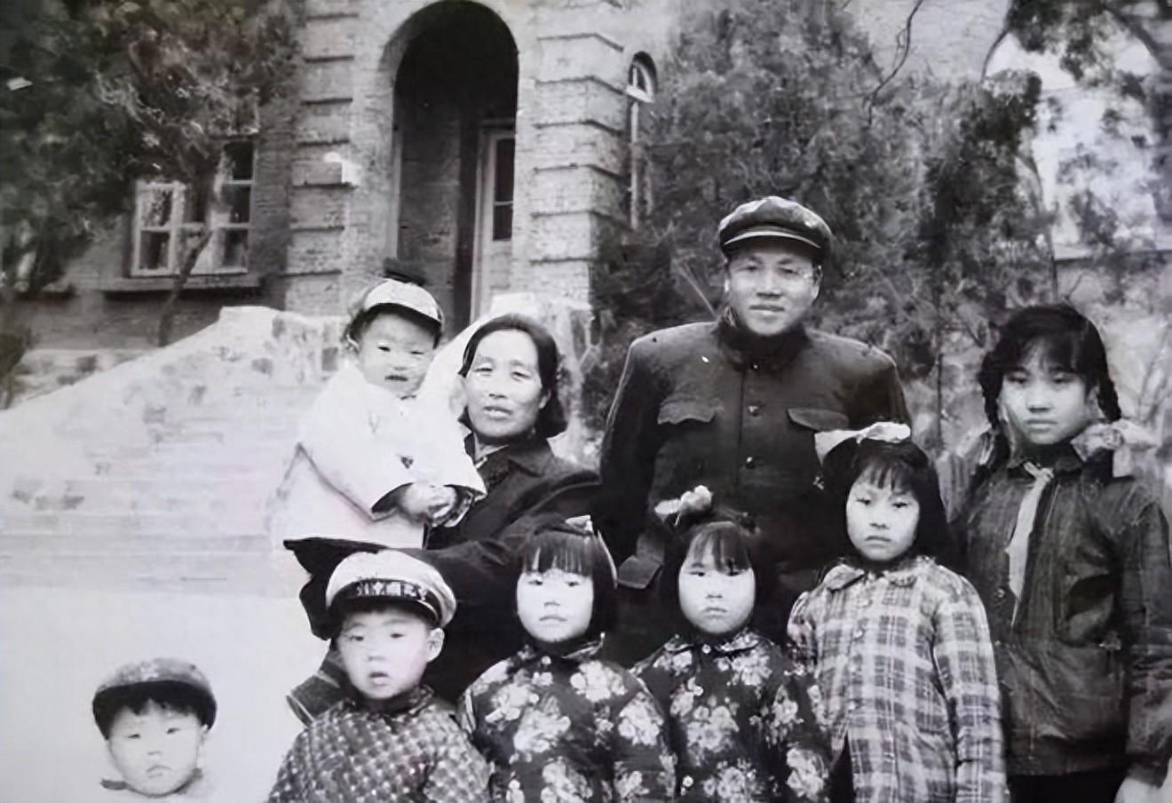 1949年刘金轩将军得知70岁老父还活着妻子称他高兴的像个娃