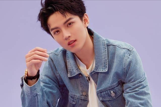 回顾22岁英年早婚为挣学费进入娱乐圈他活成了小说里的男主角