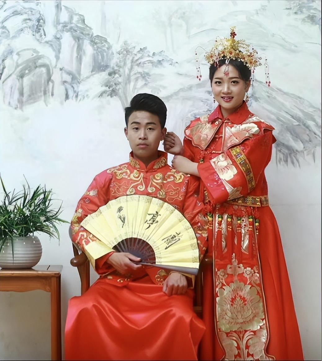 1999年河南残疾大叔捡到女弃婴女婴长大后带着父亲奶奶出嫁