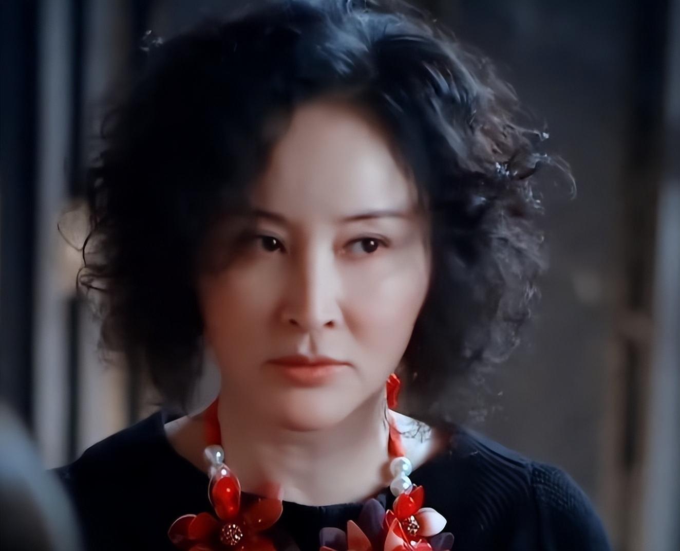 反倒是同剧组的几个男演员,常常为了于莉而争风吃醋.