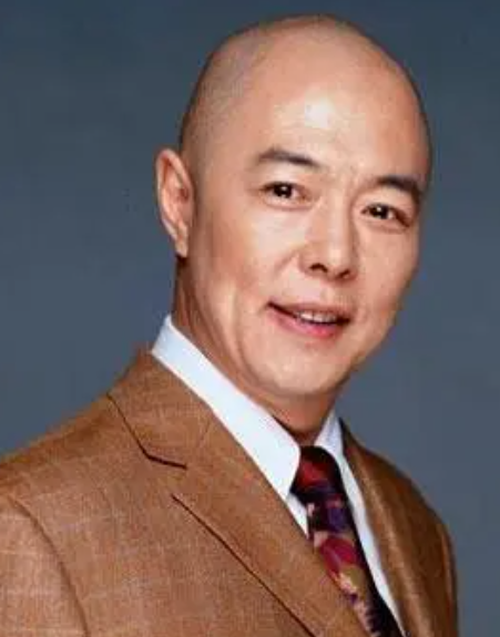 回顾60岁有儿子的王刚本以为可以安度晚年但如今情况让人感叹