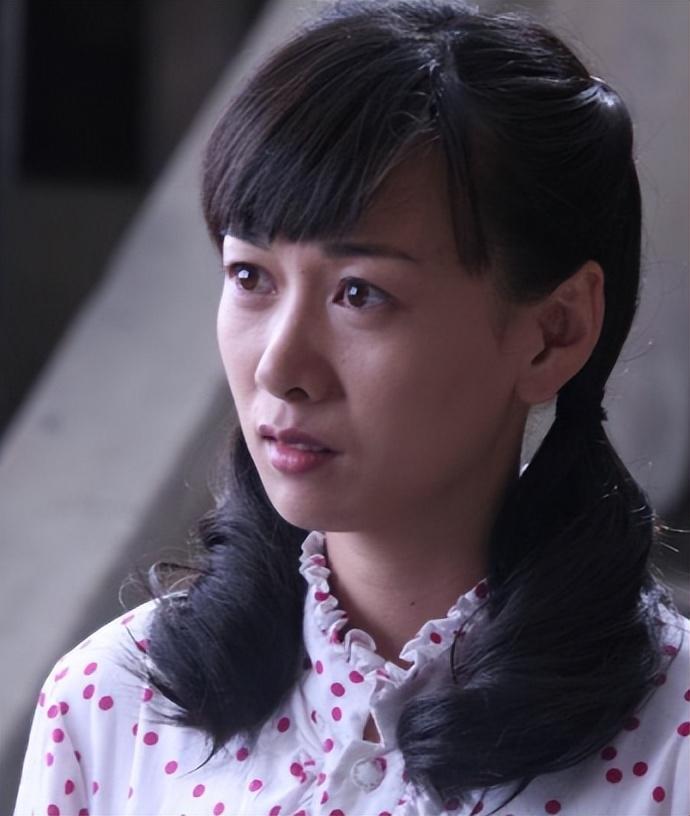 回顾演员何翯:为角色不惜扮丑22岁提名金鸡奖,今家庭事业双丰收