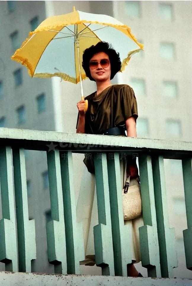 她是央视著名主持人退休8年被央视返聘今72岁被誉为最美姥姥