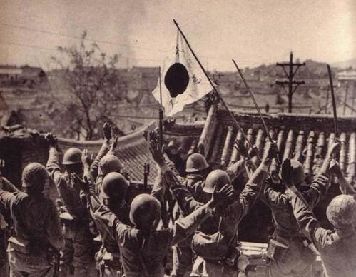 日本鬼子扫荡时,为何见到水缸就兴奋地拉走?原来这才是真相