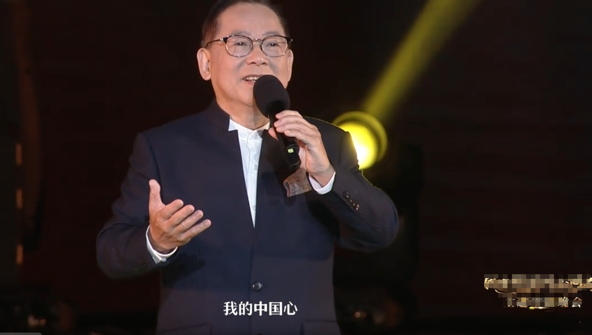 爱国歌手张明敏28岁爆红后被打压卖掉车房义演