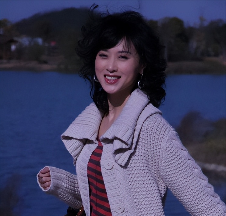 一方面,白珊因年纪小,接触表演的时间比较短,她的演技不够成熟稳定