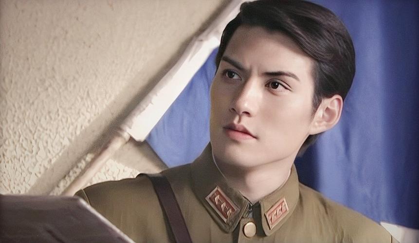 许多80后,90后都是看着严屹宽的电视剧长大的.