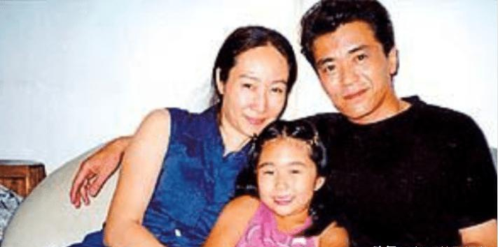 郭昶的妻子是潘洁,最初认识的时候,潘洁还是个护士,后来也成为了一名