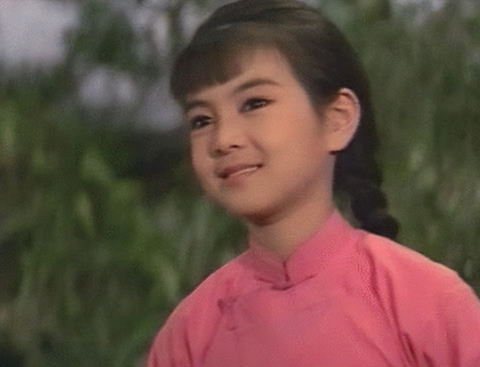 谢玲玲1956年出生在台湾的一个军官家庭,她的爸爸谢炳伦非常喜欢儿子