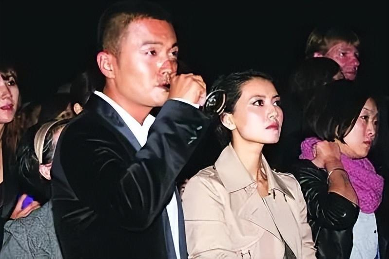 与高圆圆分手后12年不谈恋爱没有绯闻47岁娶旺夫妻子后爆红