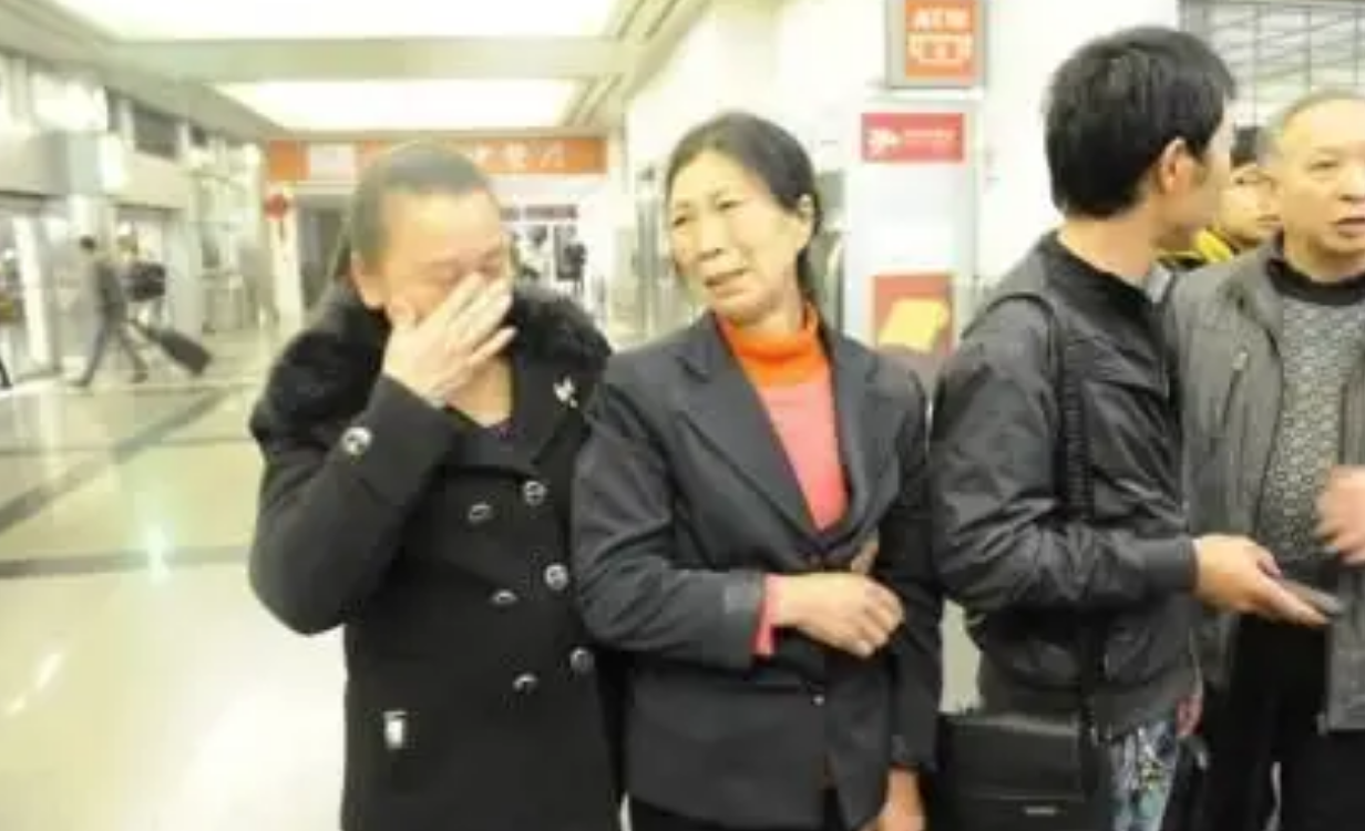 赵廷远的大女儿赵薇和小儿子平安由奶奶和小叔抚养,大儿子则交由外公