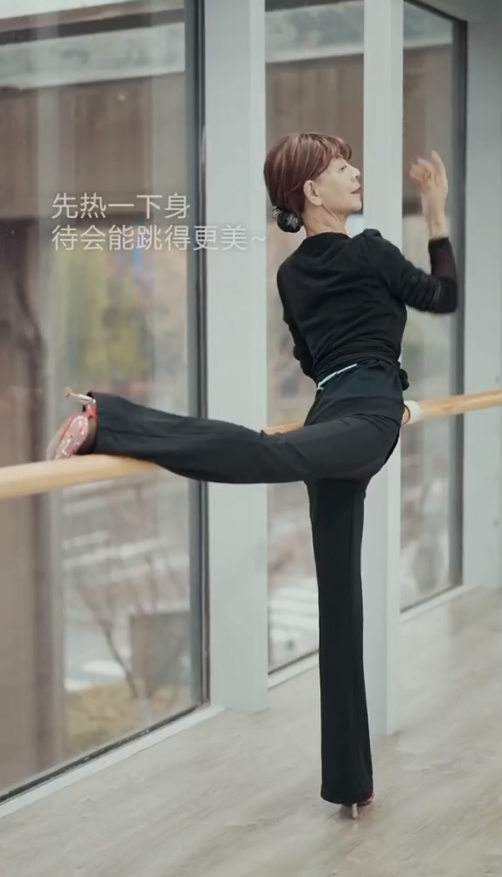 回顾浙江女子82岁体态优雅穿高跟鞋跳舞94岁老伴儿与其共舞