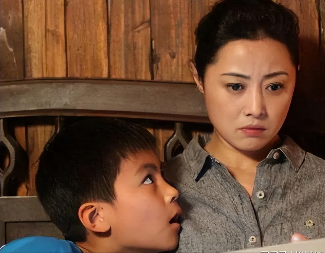 但是她的感情经历却十分的曲折,不仅意外成为了张若昀的继母,还和别的