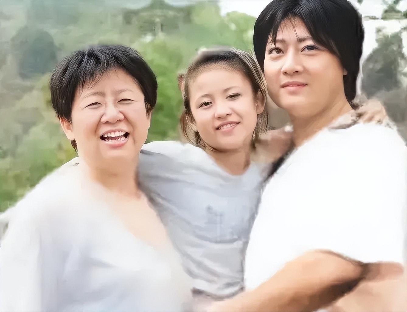 回顾导演娄乃鸣嫁小7岁丈夫患乳腺癌乳房遭切除如今怎样了