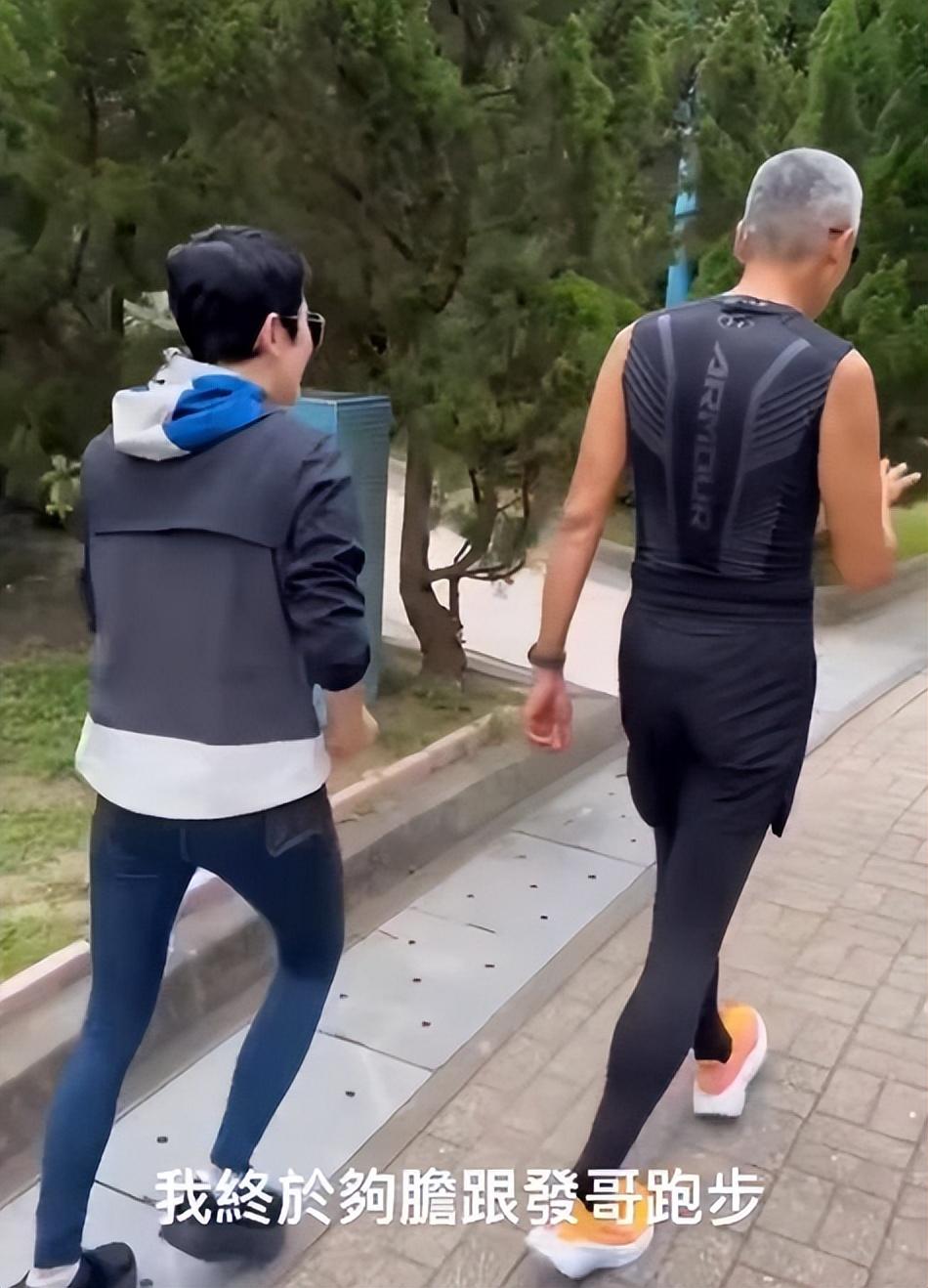 看得出来周润发常年保持的锻炼,身材消瘦但精神状态很好,还有肌肉块