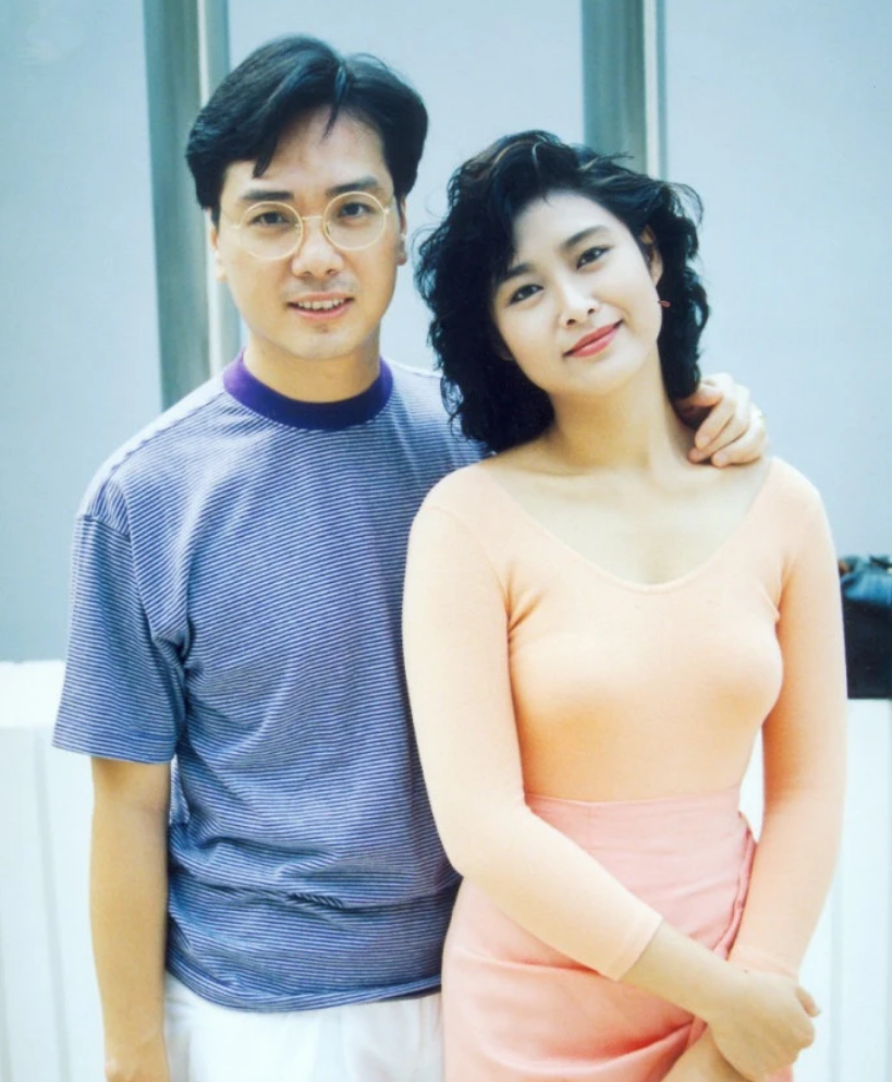 回顾伍卫国曾和刘晓庆苦恋5年分开后不拍戏也不结婚72岁还单身