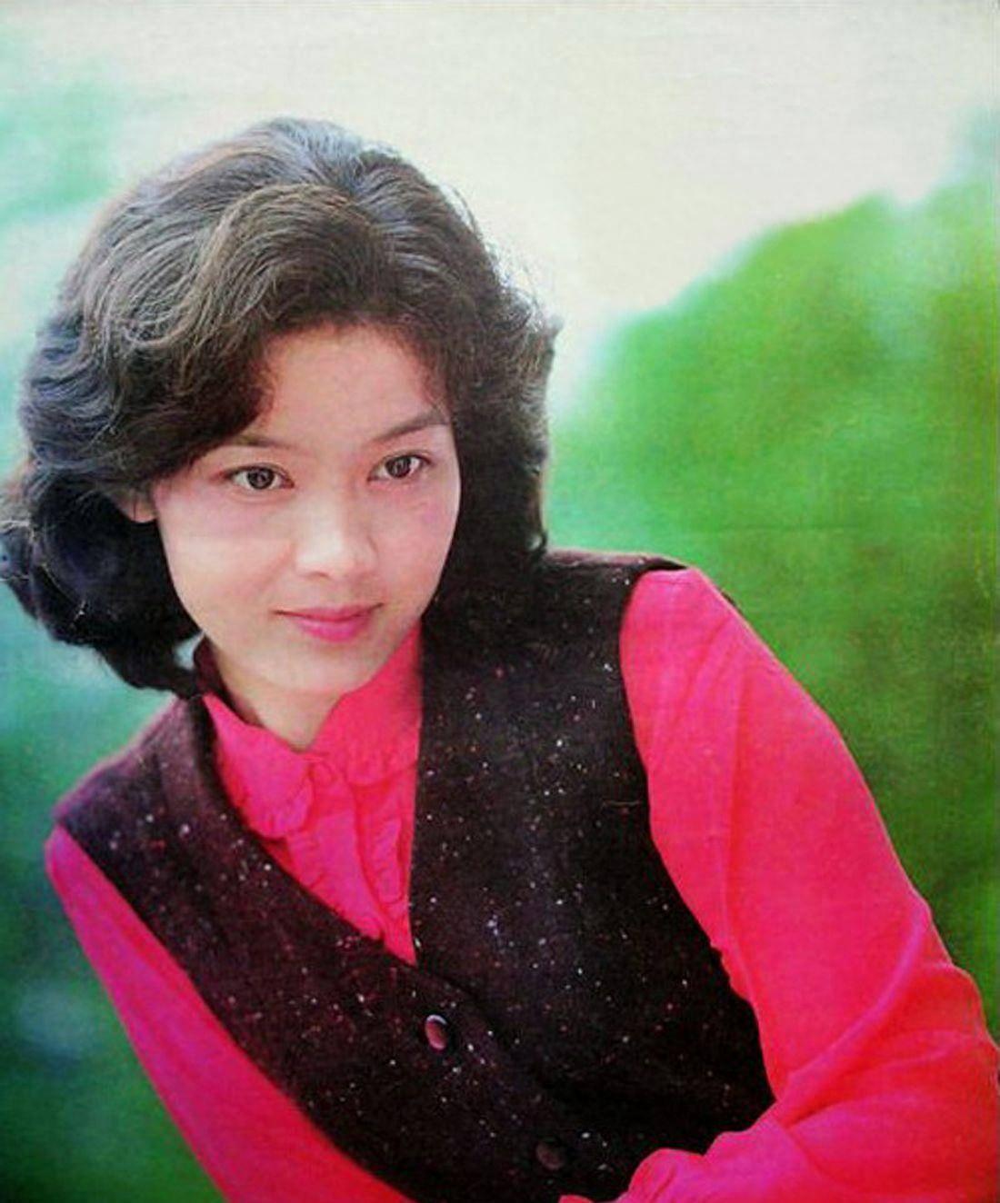 回顾被潘虹老年状态惊艳到69岁头发花白穿衣极简却高级有气质