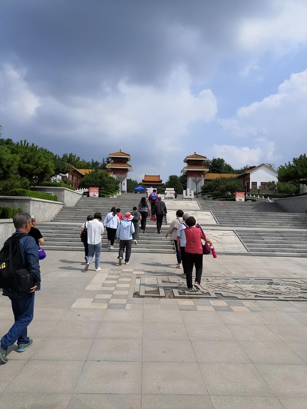 为什么景区大门距离景区越来越远?内部人说出真相,全是套路