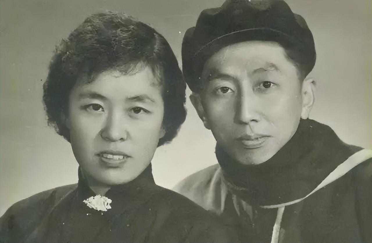 阎肃老师是德艺双馨的老艺术家