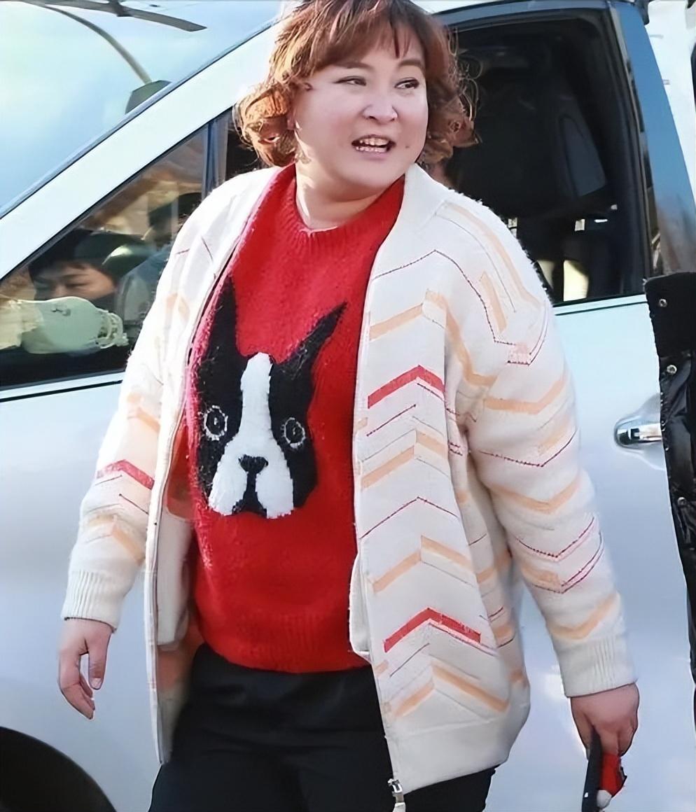 回顾41岁贾玲瘦50斤后再现身与张小斐故地重游