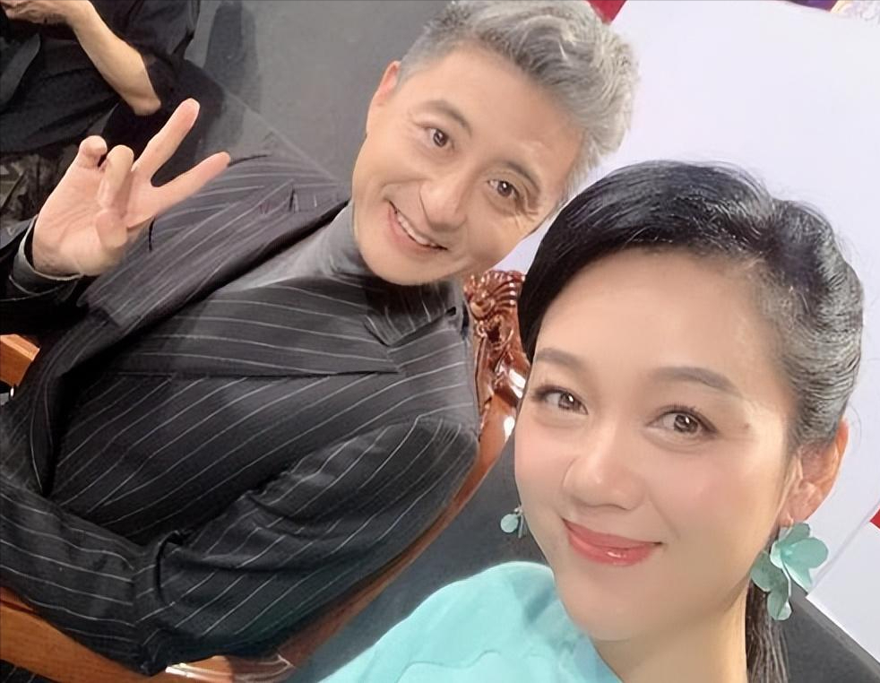 那么周群的神秘丈夫究竟是谁?她又为何选择在事业的巅峰期回归家庭呢?