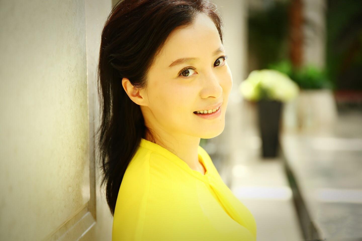 演员徐露嫌丈夫不好看婚后不要孩子今48岁和19岁女儿似姐妹