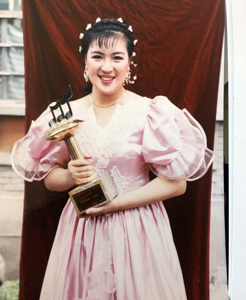 作为我国非常优秀的一位女高音歌唱演员著名歌唱家万山红不仅深受大众