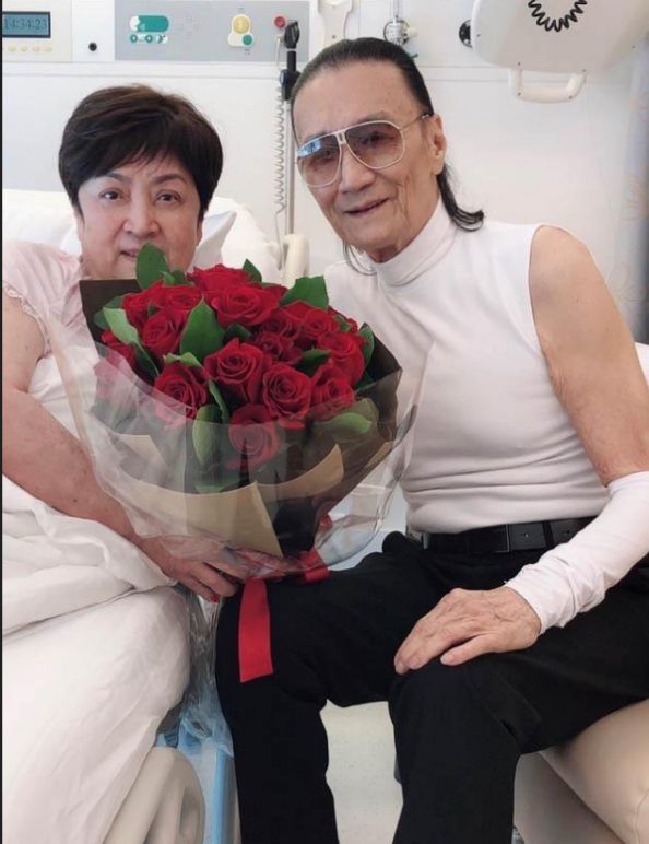 谢贤不得不卖掉自己所住的房子,"无家可归"之后在结拜义妹沈殿霞的