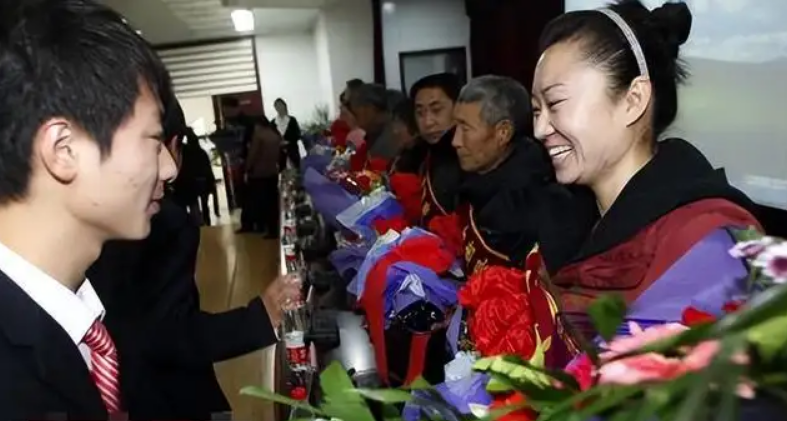 2015年公公患肝癌儿媳割下69肝脏移植给公公让老人多活3年