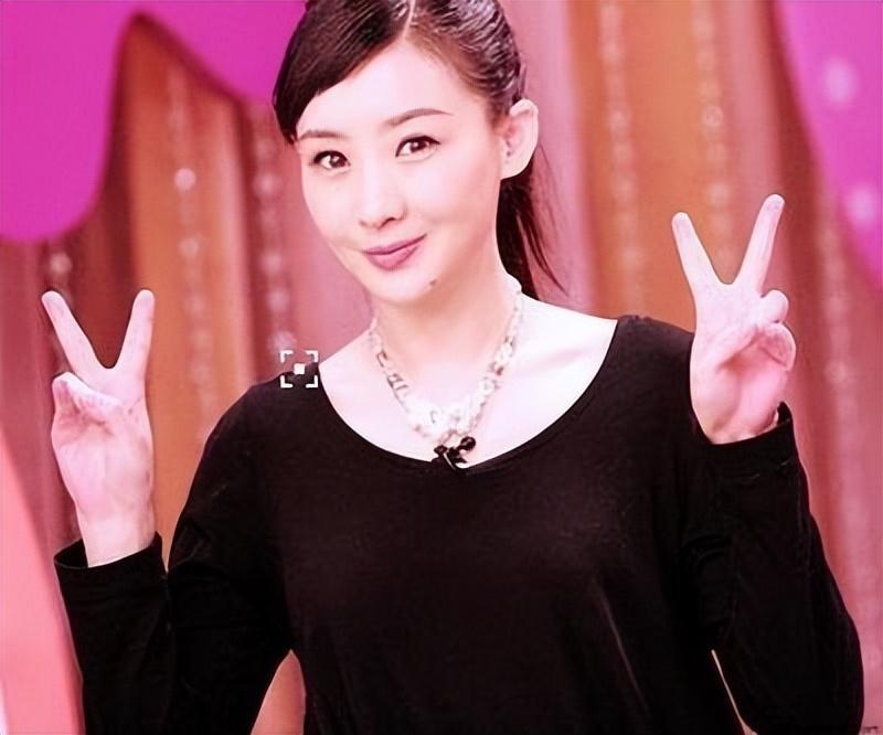 当时孙楠看着电视机里正在表演的女演员,兴冲冲地对着全家说,他未来