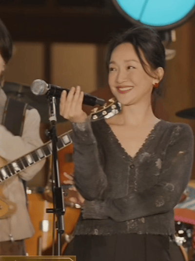 周迅49岁状态良好新中式盘发和淡妆出场网友感叹她青春永驻