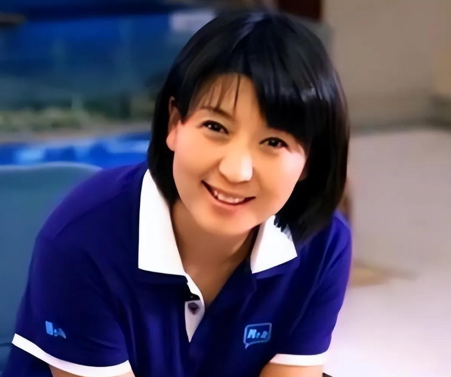 回顾闫学晶45岁时产下一女比孙子才大7岁