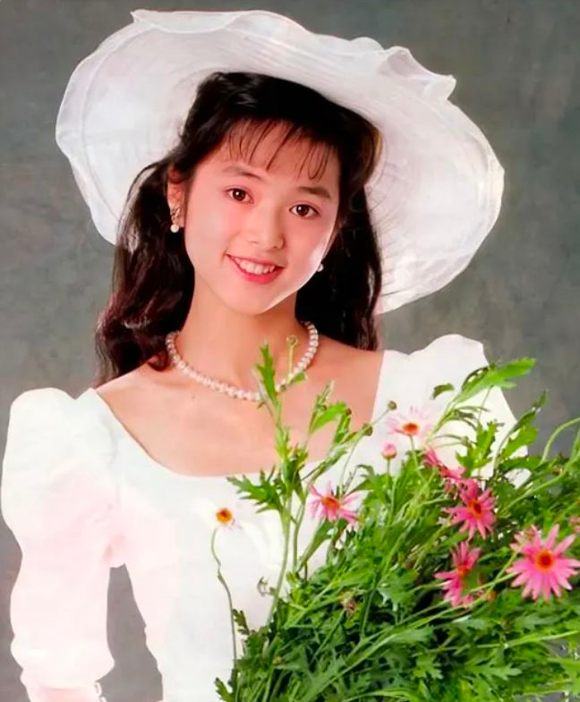 凭借着青春无敌的外形,叶蕴仪很快在演艺圈火了起来,合作成龙,郭富城