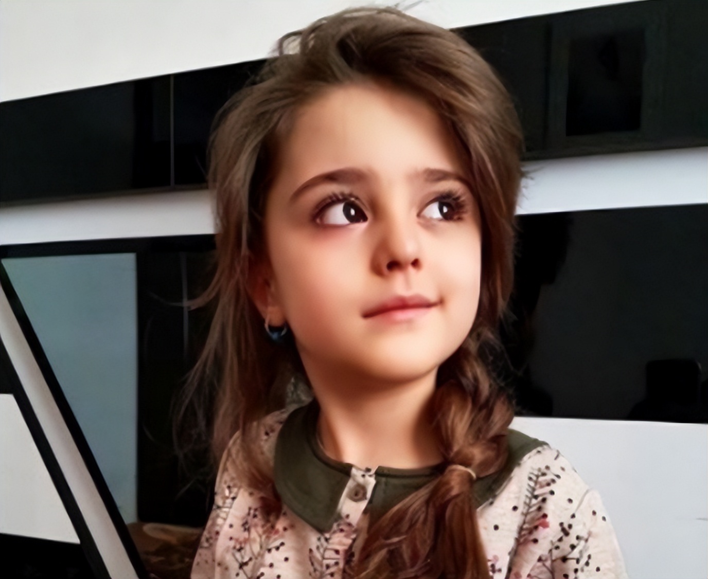 当年因8岁女儿长得太好看,伊朗父亲辞职当保镖,女孩后来如何?