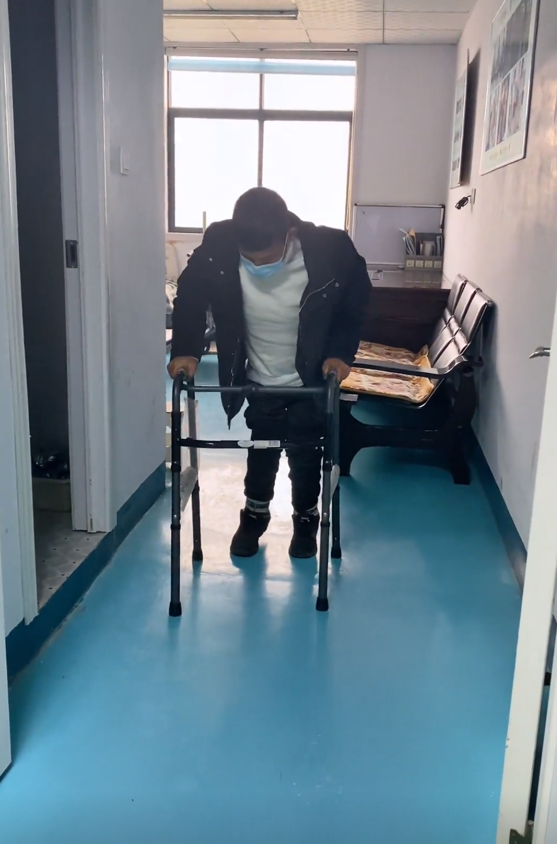 回顾河南小伙因双腿残疾被父母抛弃现靠养鸡为养父盖新房