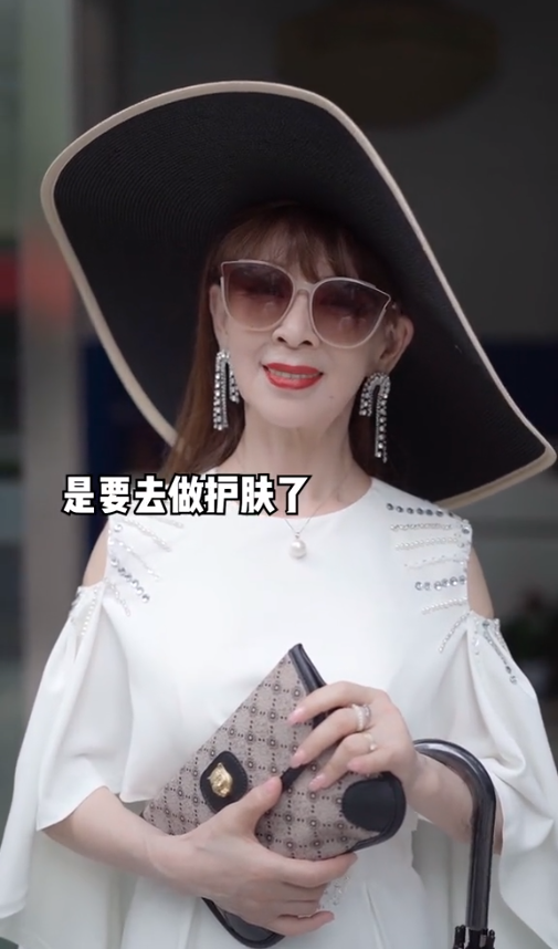 回顾浙江女子82岁体态优雅穿高跟鞋跳舞94岁老伴儿与其共舞