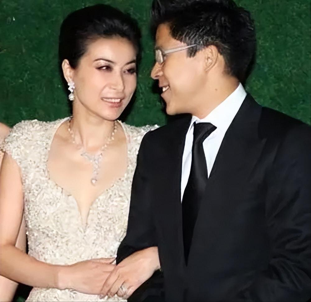 相比较章子怡,王家卫导演的电影《2046》使得章子怡打入港圈,夺得香港