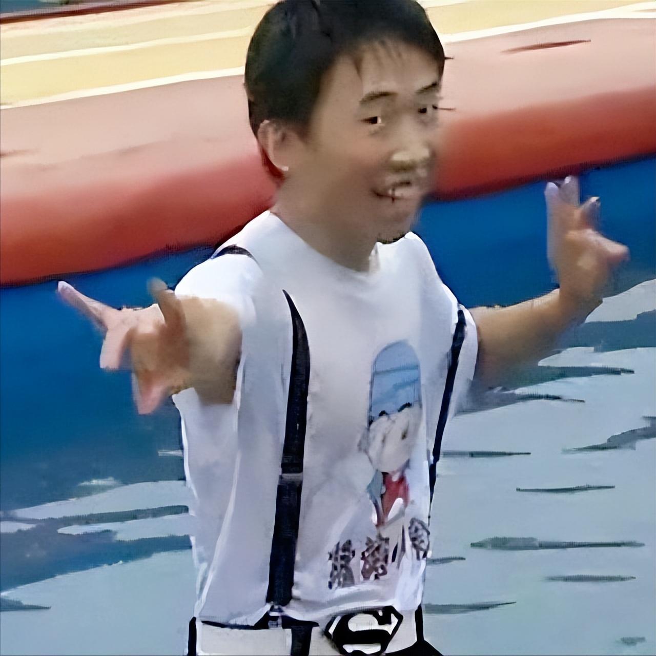 他和自己的室友周翔宇组成了名为"羌族双煞"的双人组合.