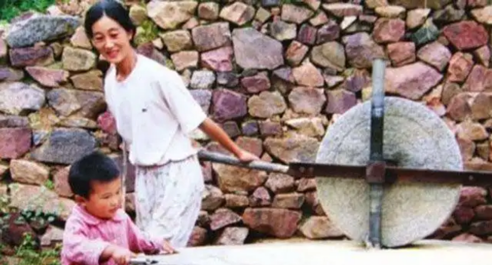 1998年,著名战地记者唐师曾出版了《我钻进了金字塔》,此书一经发布