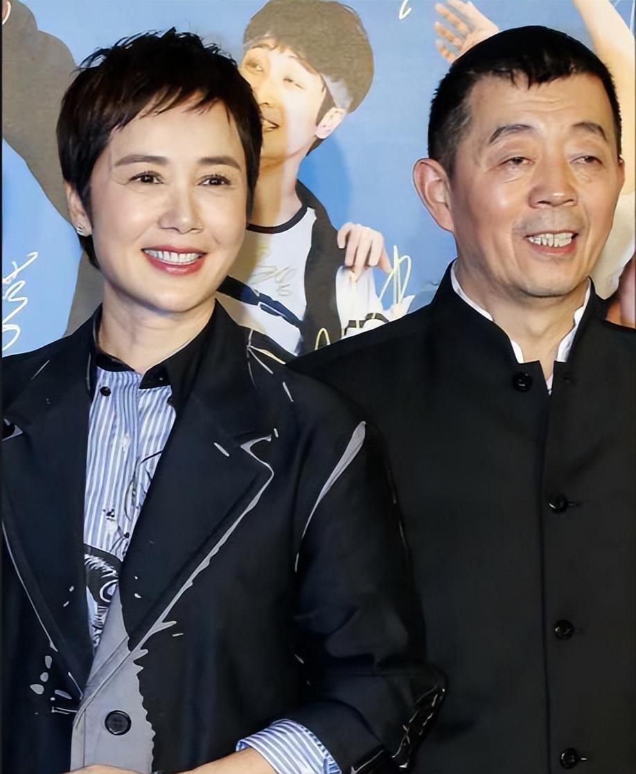 荧幕上的蒋雯丽既温柔又干练,感情上的她亦是敢爱敢恨,大学时与王全安