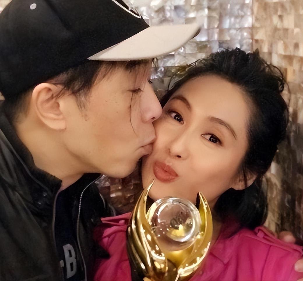 回顾52岁的朱茵近况曝光住破屋开破车昔日女神风光不再